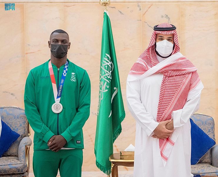 سمو ولي العهد يلتقي اللاعب طارق حامدي الحائز على الميدالية الفضية في أولمبياد طوكيو 2020
